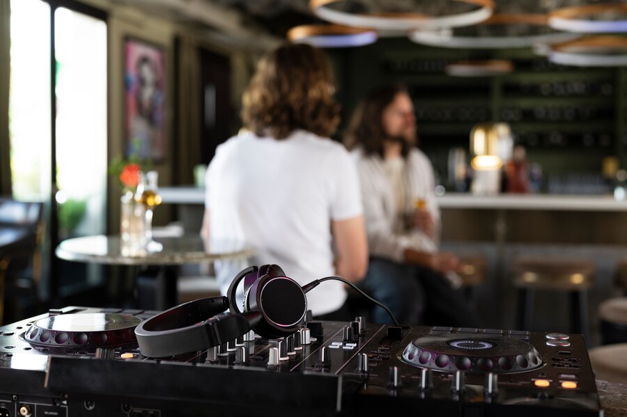 gente disfrutando su tiempo fiesta dj